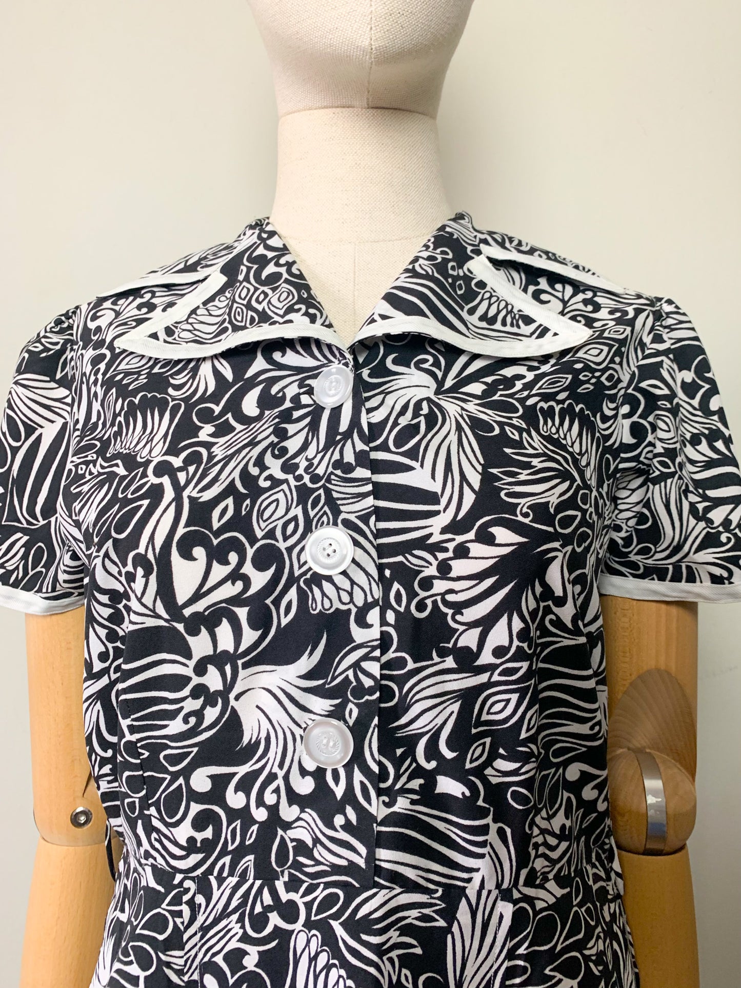 Robe vintage années 60 manches courtes noire et blanche