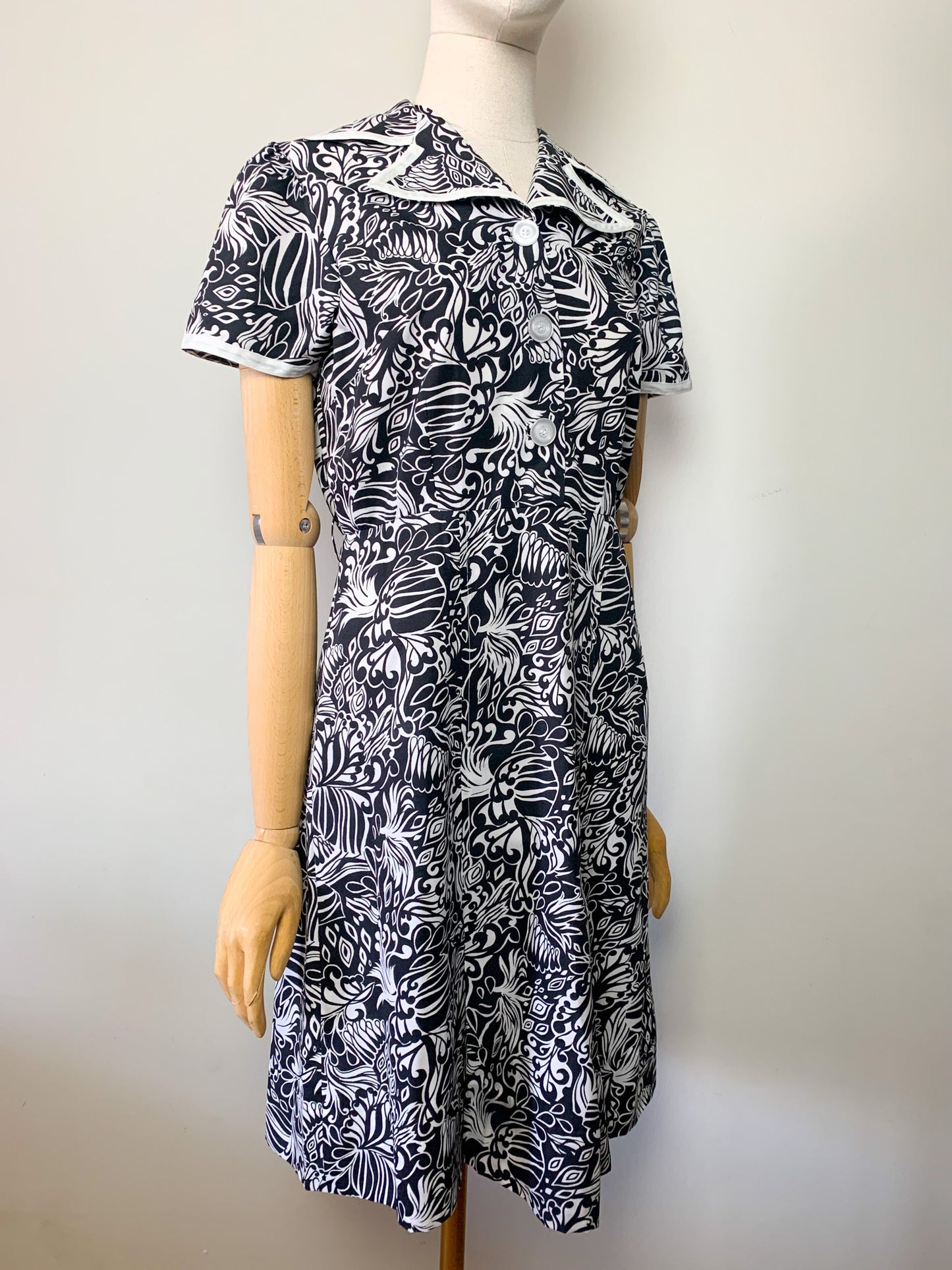 Robe vintage années 60 manches courtes noire et blanche