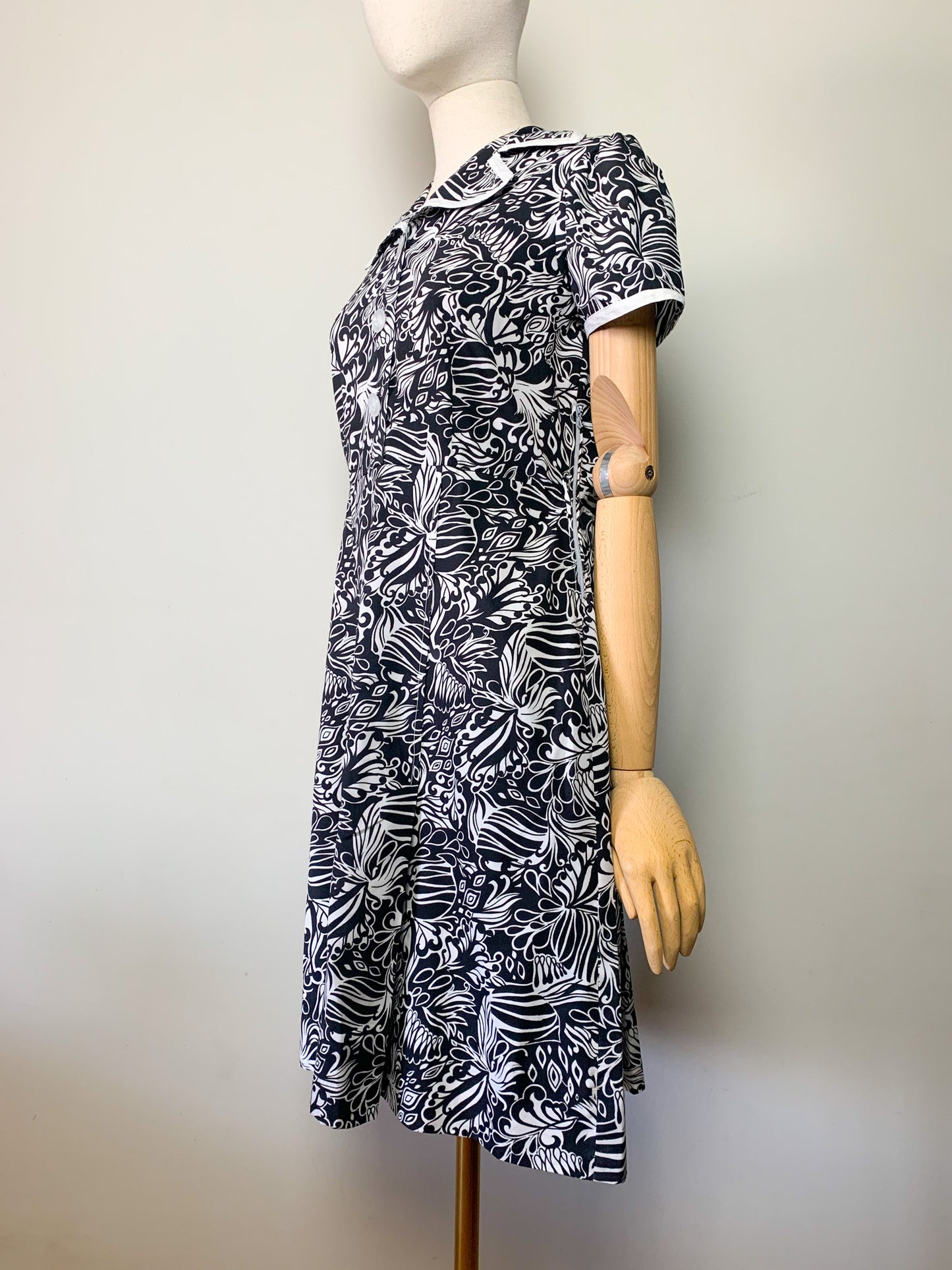 Robe vintage années 60 manches courtes noire et blanche