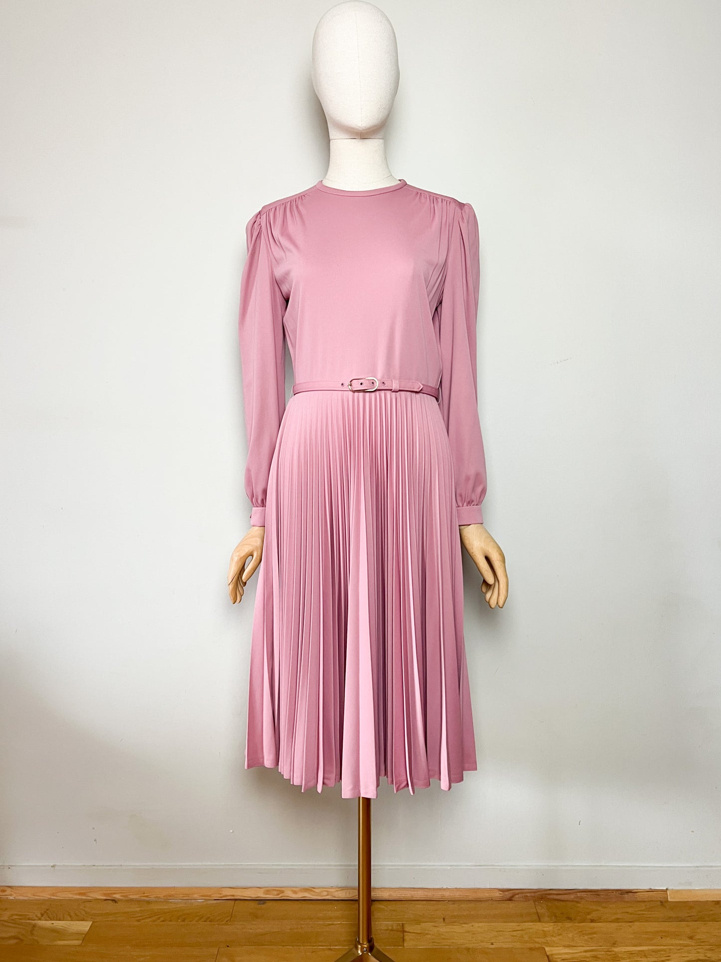 Robe vintage années 80, midi plissé soleil, rose poudré, avec ceinture, T 38