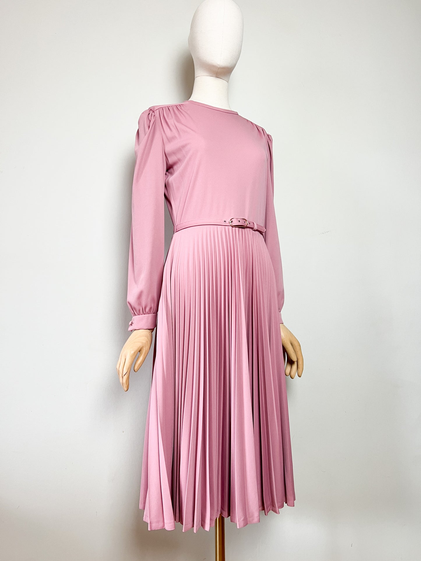 Robe vintage années 80, midi plissé soleil, rose poudré, avec ceinture, T 38