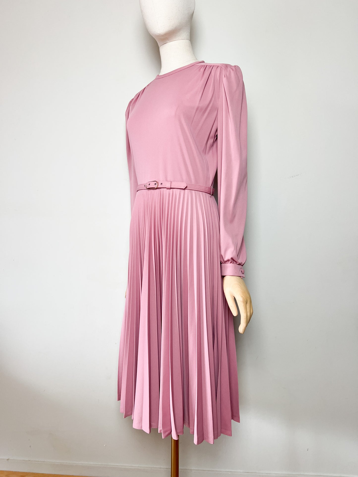 Robe vintage années 80, midi plissé soleil, rose poudré, avec ceinture, T 38
