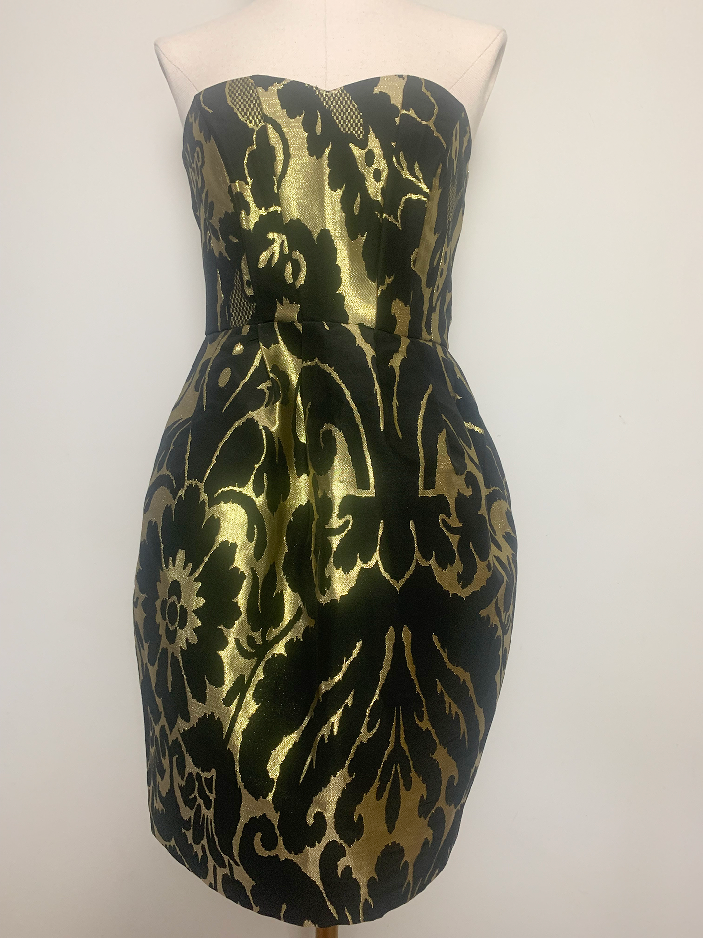 Robe bustier noire et dorée imprimée brocart