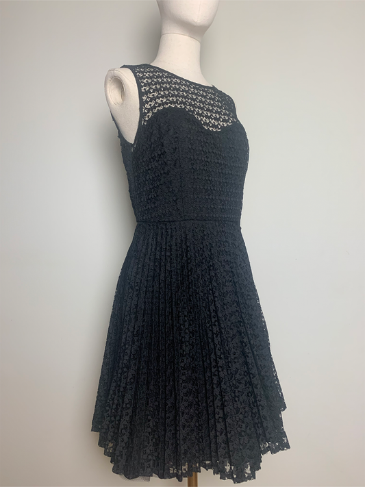 Robe sans manche noire en dentelle Sinéquanone