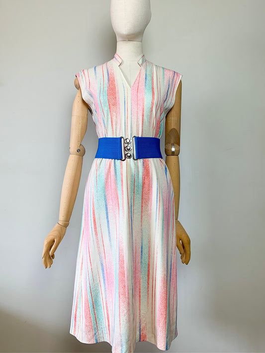 Robe midi vintage sans manche petit col officier montant rayée
