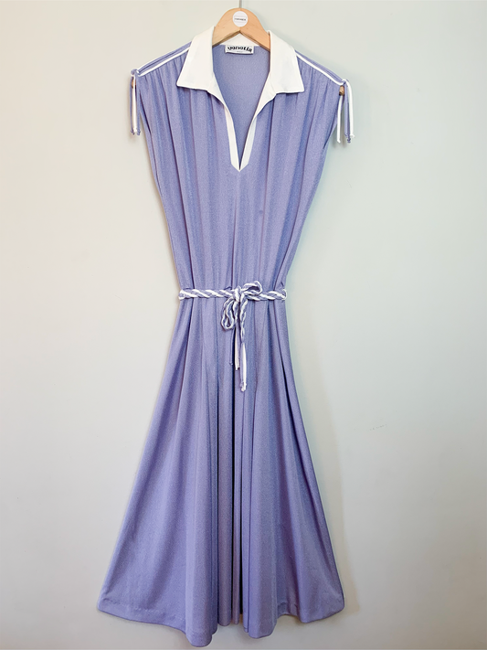 Robe midi fluide à plis bleu lavande et blanche vintage