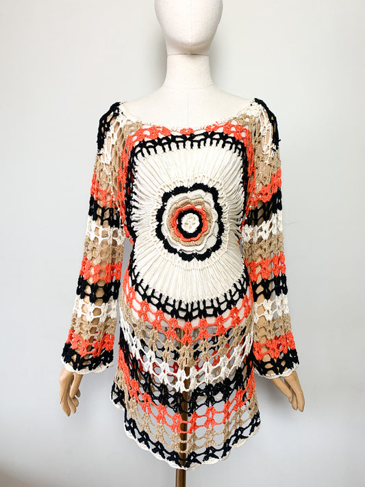 Robe Tunique Vintage Années 70 en Crochet – Motif Mandala – Orange, Noir & Crème – Taille Unique