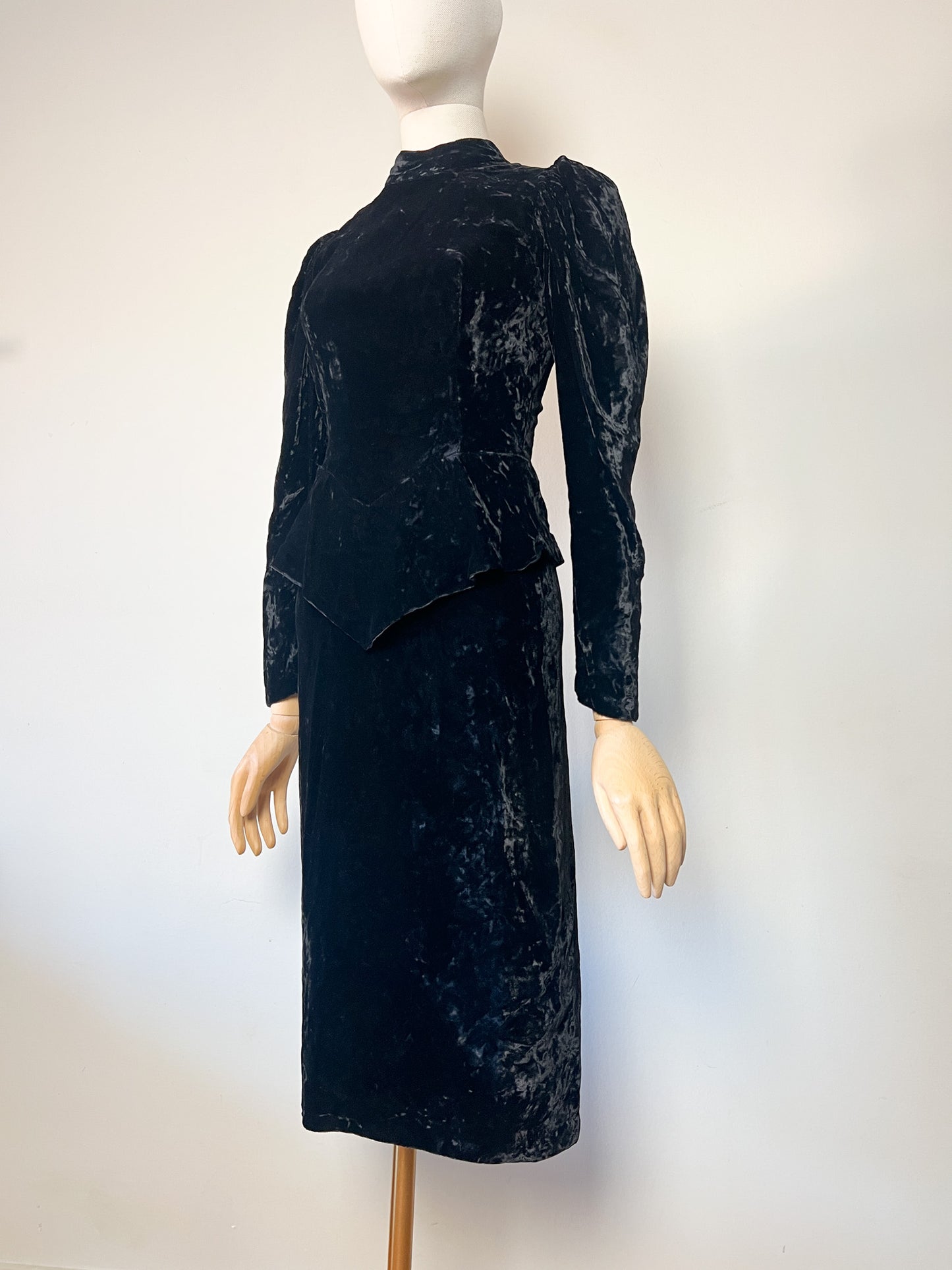 Robe Fourreau Velours Noir Vintage - Basque, Col Montant - Uzanel Made in France T 34 (XS)