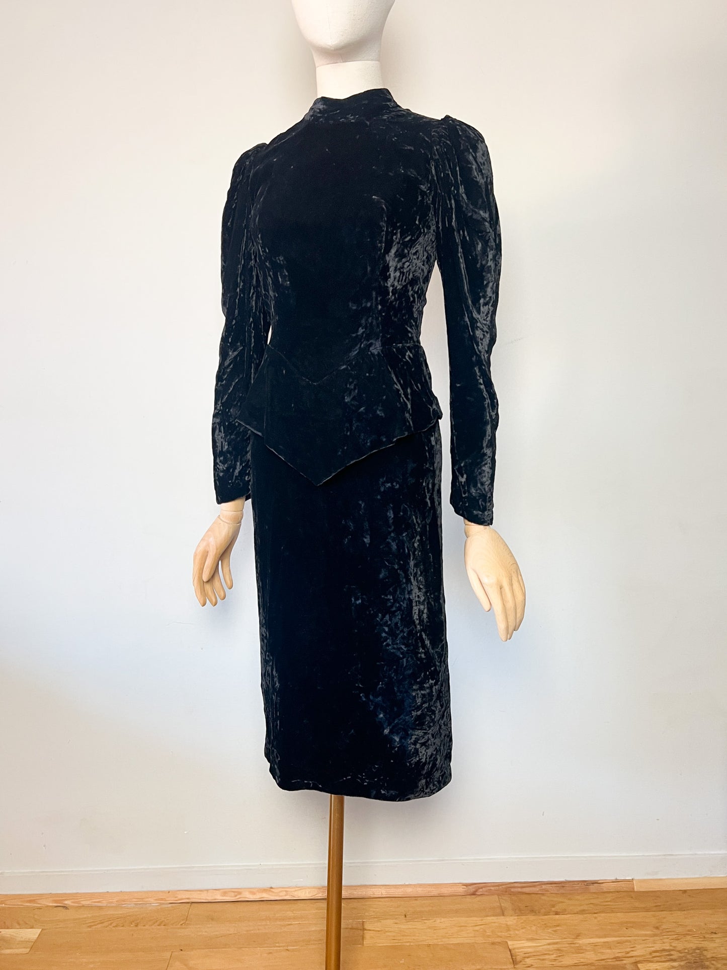 Robe Fourreau Velours Noir Vintage - Basque, Col Montant - Uzanel Made in France T 34 (XS)