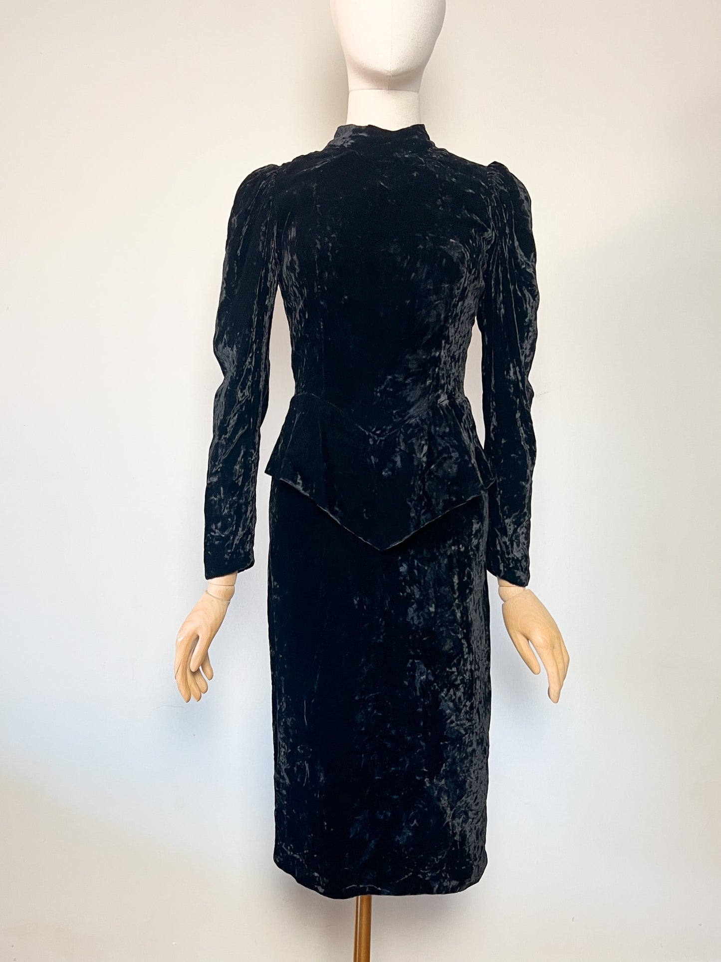Robe Fourreau Velours Noir Vintage - Basque, Col Montant - Uzanel Made in France T 34 (XS)