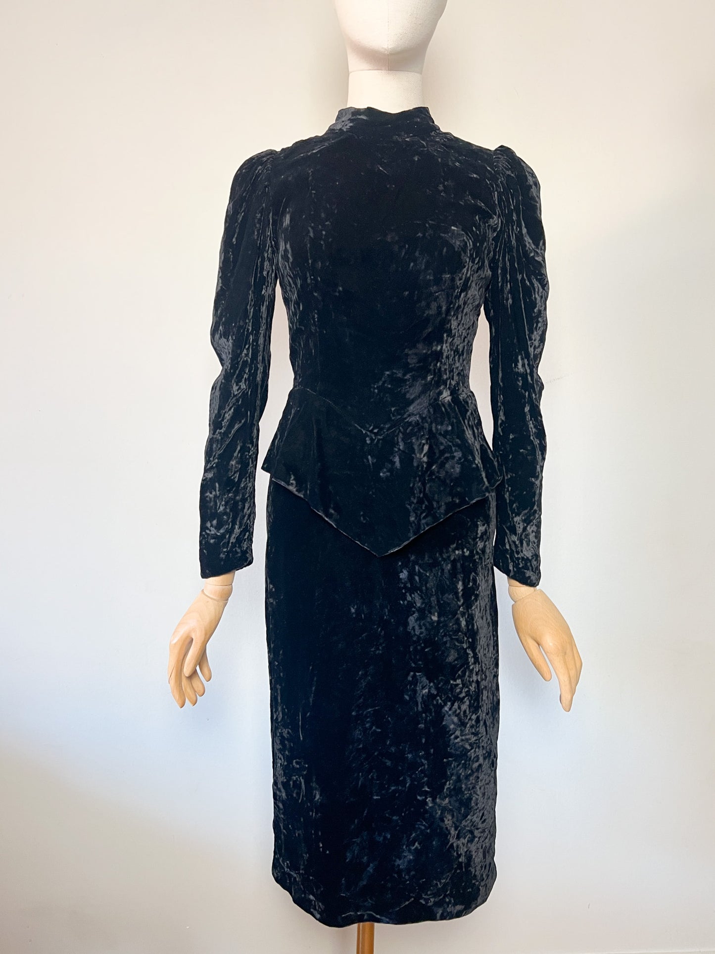 Robe Fourreau Velours Noir Vintage - Basque, Col Montant - Uzanel Made in France T 34 (XS)
