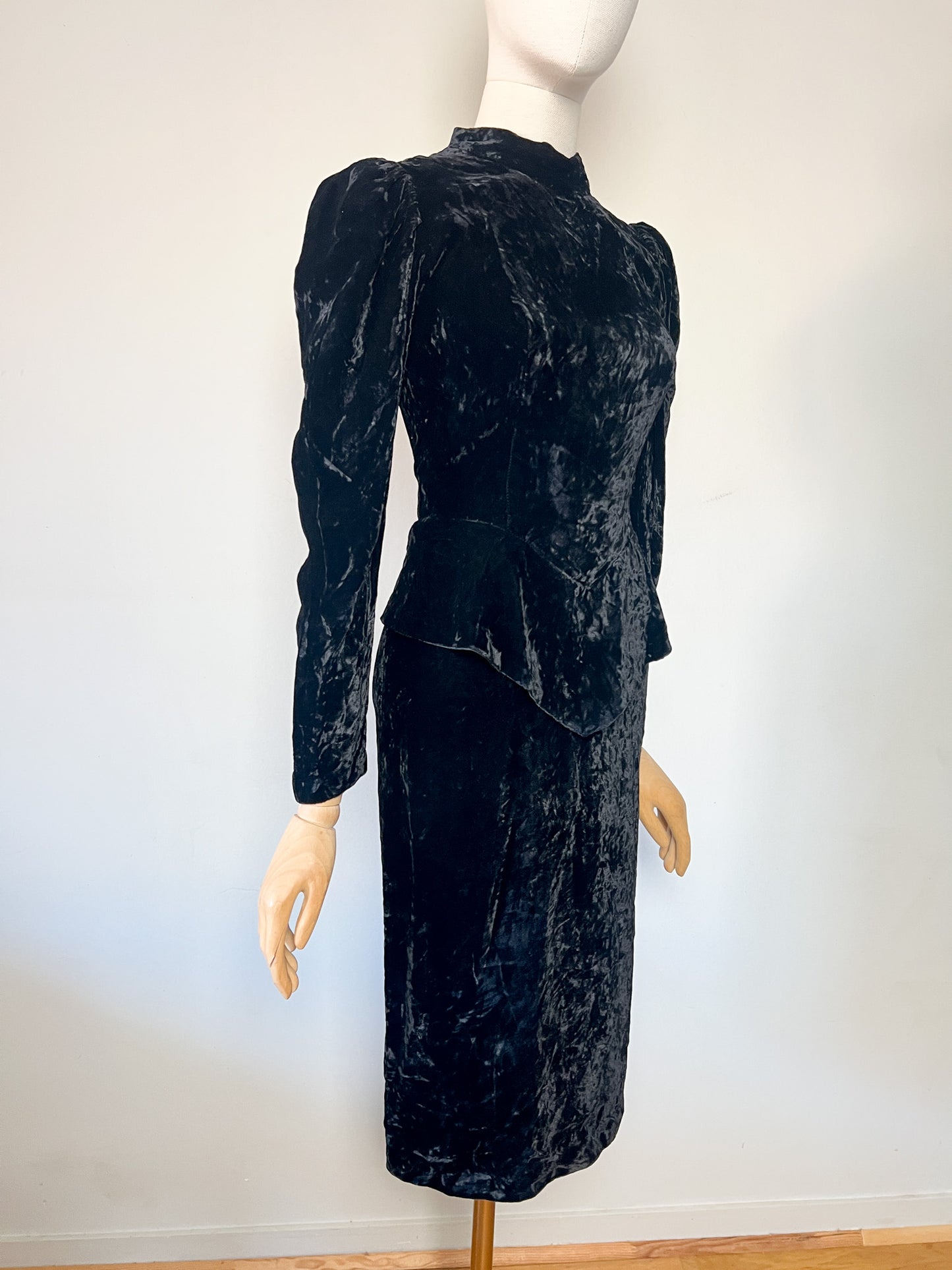 Robe Fourreau Velours Noir Vintage - Basque, Col Montant - Uzanel Made in France T 34 (XS)