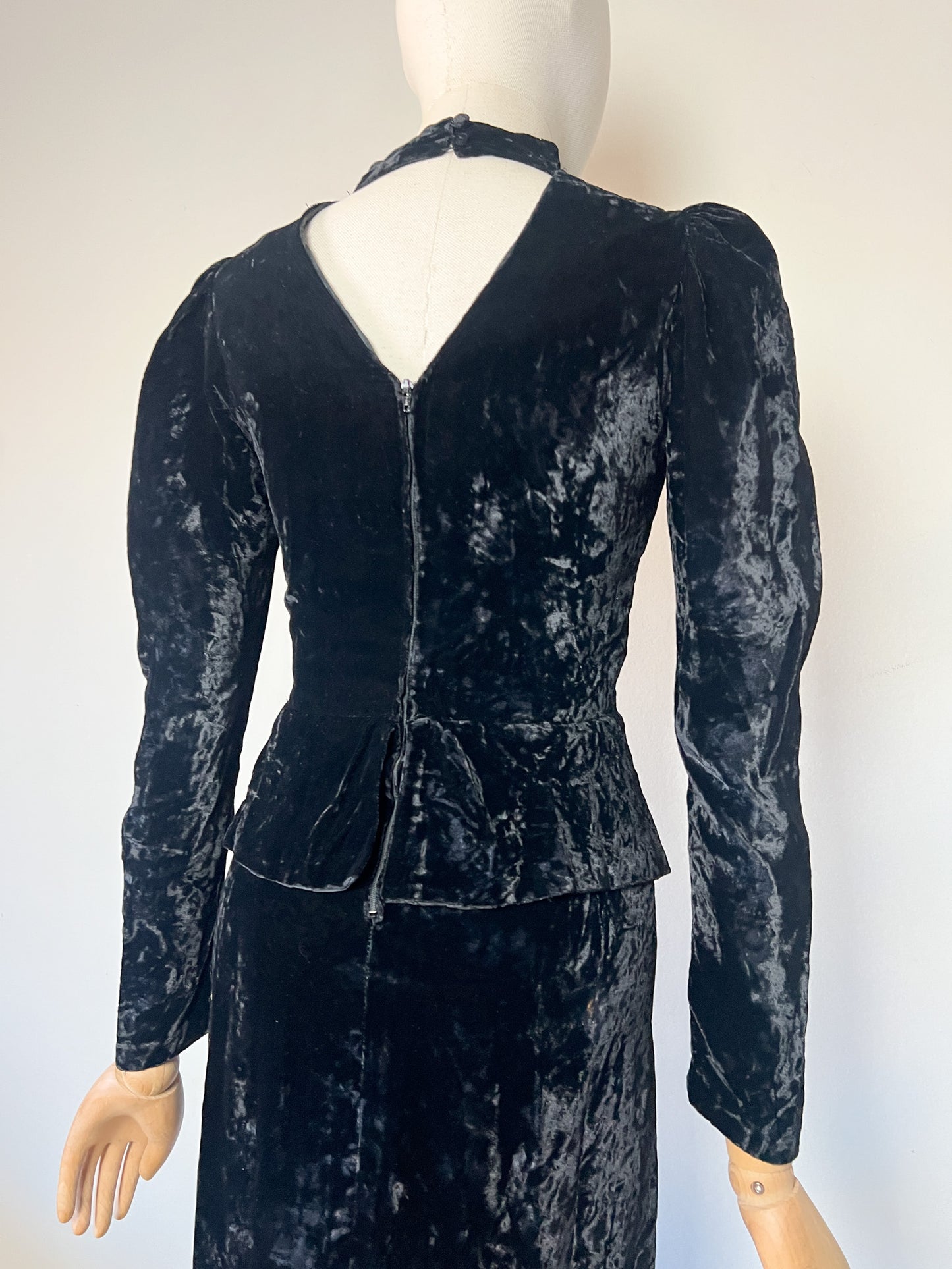 Robe Fourreau Velours Noir Vintage - Basque, Col Montant - Uzanel Made in France T 34 (XS)