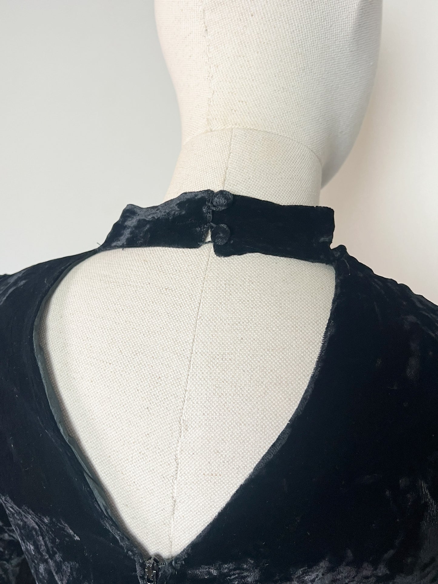 Robe Fourreau Velours Noir Vintage - Basque, Col Montant - Uzanel Made in France T 34 (XS)
