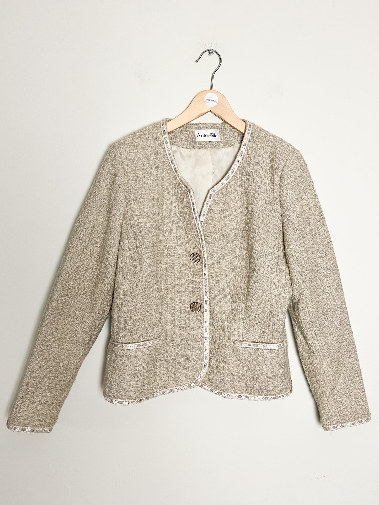 Veste courte chic en tweed beige avec sequins Antonelle T42
