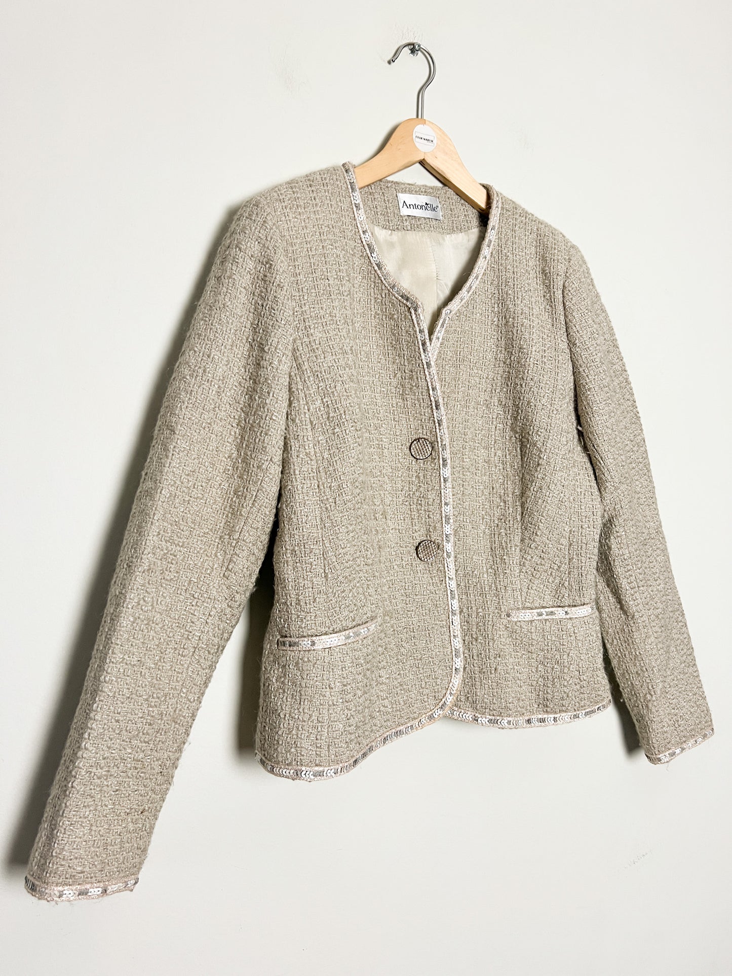 Veste courte chic en tweed beige avec sequins Antonelle T42