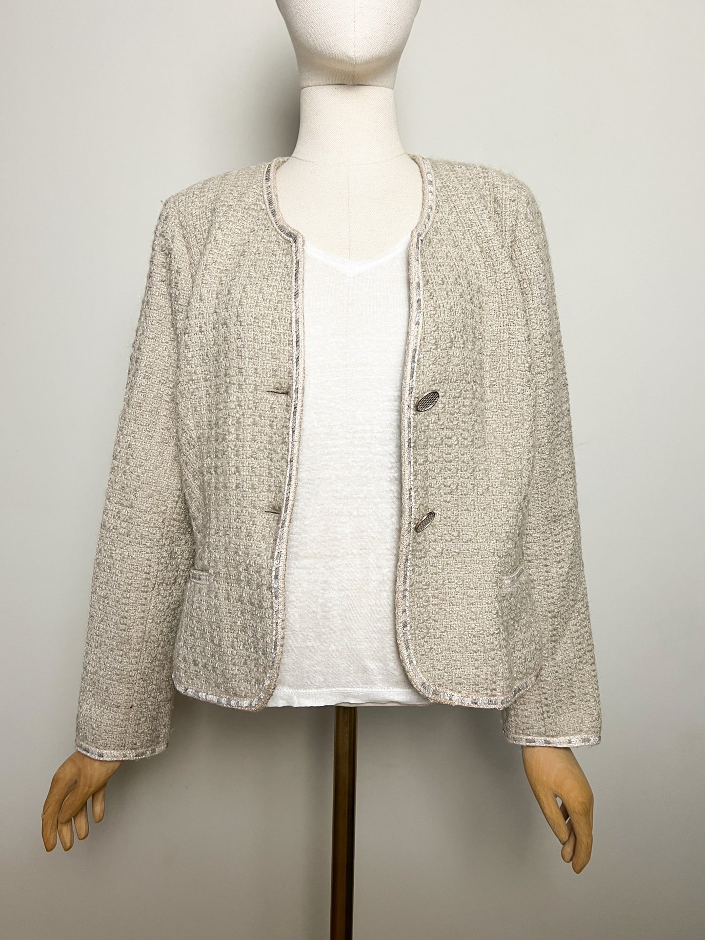 Veste courte chic en tweed beige avec sequins Antonelle T42