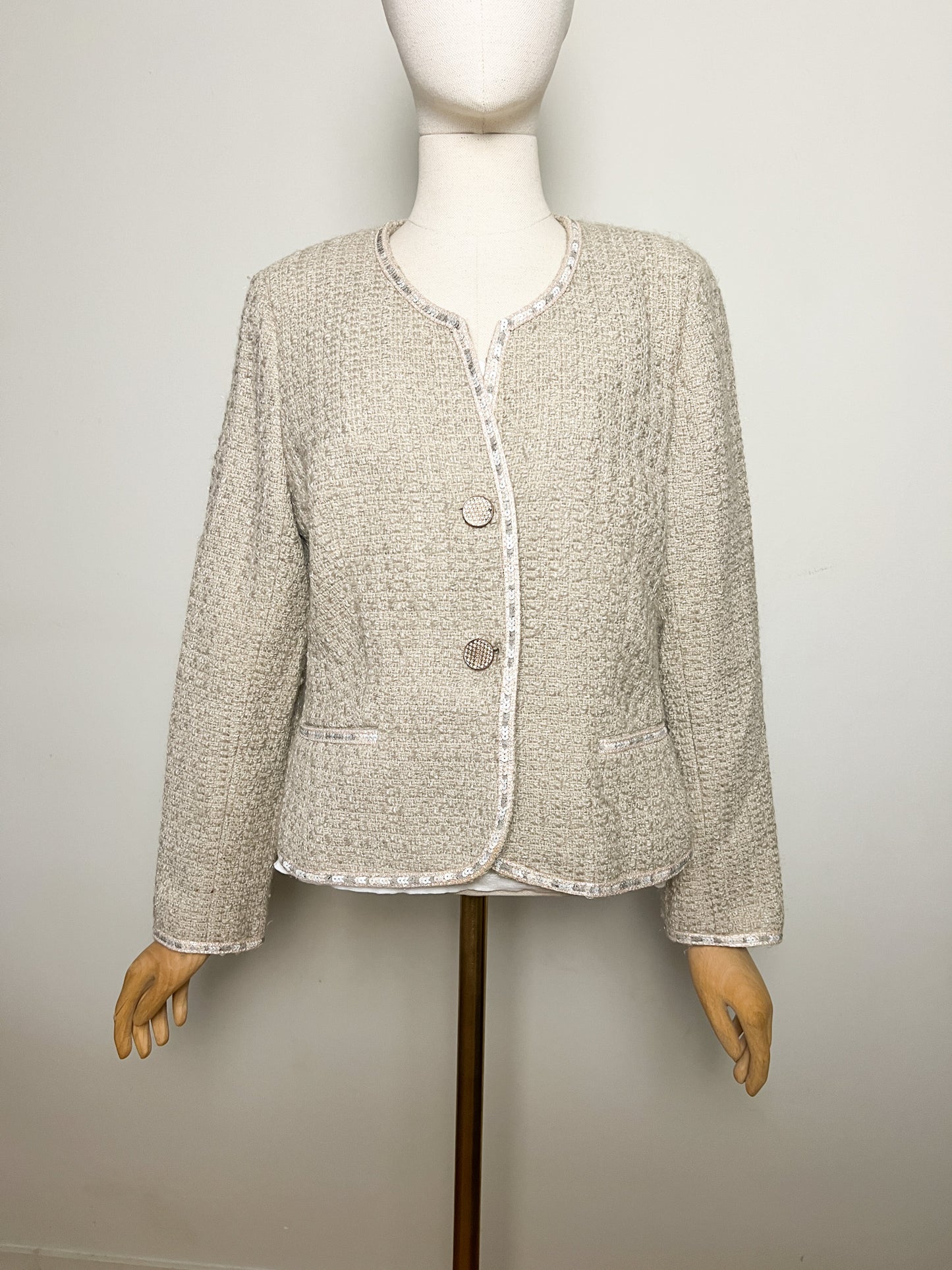 Veste courte chic en tweed beige avec sequins Antonelle T42