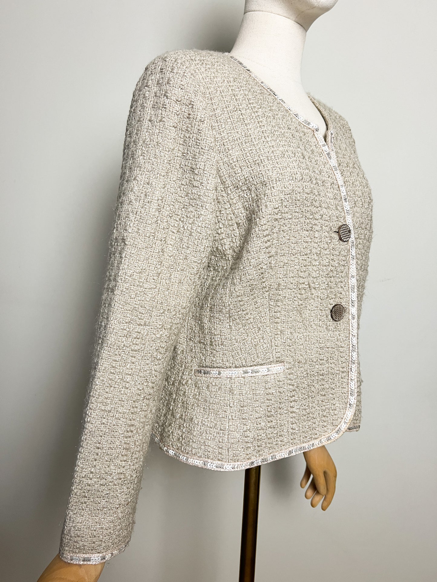 Veste courte chic en tweed beige avec sequins Antonelle T42