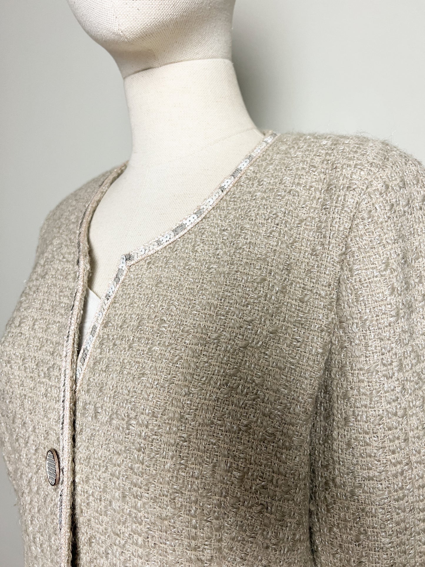 Veste courte chic en tweed beige avec sequins Antonelle T42